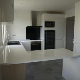 CUISINE BLANC BRILLANT APPARTEMENT CAEN PAR LARO AMENAGEMENT D'INTERIEUR