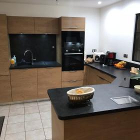 CUISINE MÉLAMINÉ AVEC DÉCOR BOIS CHÊNE ET POSE D'UNE VERRIÈRE