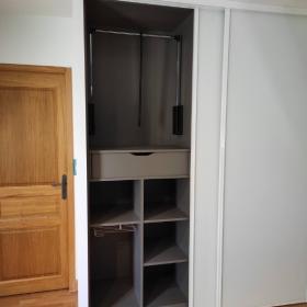 UN DRESSING SUR-MESURE SOUS PENTE PAR LARO AMENAGEMENT D'INTERIEUR