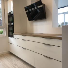 CUISINE SUR MESURES VERNIS BRILLANT BLANC AVEC SON PLAN DE TRAVAIL TON BOIS