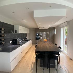 Nouvelle réalisation par LARO, entreprise de rénovation d’intérieur et cuisiniste à Caen