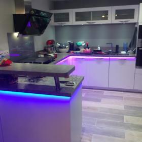 CUISINE BLANCHE PLAN DE TRAVAIL CUIVRE PAR LARO AMENAGEMENT D'INTERIEUR 