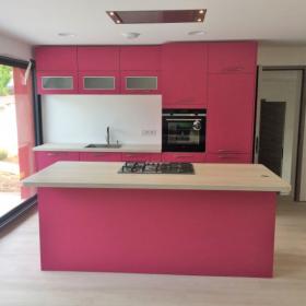 CUISINE FUSHIA  AVEC HOTTE PLAFOND PAR LARO AMENAGEMENT D'INTERIEUR