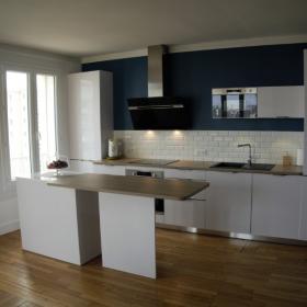 CUISINE BLANCHE PLAN DE TRAVAIL CHÊNE PAR LARO AMÉNAGEMENT D’INTÉRIEUR