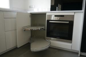 CUISINE BLANC BRILLANT APPARTEMENT CAEN PAR LARO AMENAGEMENT D'INTERIEUR