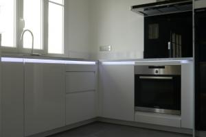 CUISINE BLANC BRILLANT APPARTEMENT CAEN PAR LARO AMENAGEMENT D'INTERIEUR