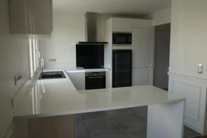 CUISINE BLANC BRILLANT APPARTEMENT CAEN PAR LARO AMENAGEMENT D'INTERIEUR