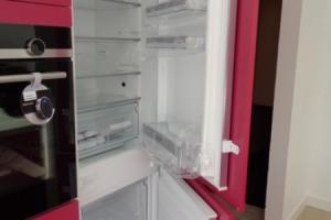 CUISINE FUSHIA  AVEC HOTTE PLAFOND PAR LARO AMENAGEMENT D'INTERIEUR