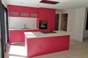 CUISINE FUSHIA  AVEC HOTTE PLAFOND PAR LARO AMENAGEMENT D'INTERIEUR