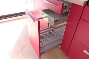 CUISINE FUSHIA  AVEC HOTTE PLAFOND PAR LARO AMENAGEMENT D'INTERIEUR