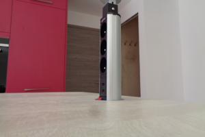 CUISINE FUSHIA  AVEC HOTTE PLAFOND PAR LARO AMENAGEMENT D'INTERIEUR