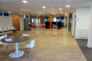 CLOISONS MODULAIRES ALUMINIUM PAR LARO AMENAGEMENT D'INTERIEUR