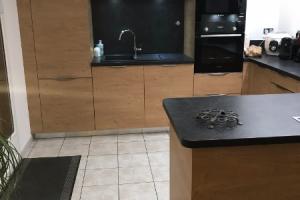 CUISINE MÉLAMINÉ AVEC DÉCOR BOIS CHÊNE ET POSE D'UNE VERRIÈRE