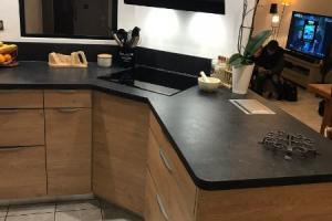 CUISINE MÉLAMINÉ AVEC DÉCOR BOIS CHÊNE ET POSE D'UNE VERRIÈRE