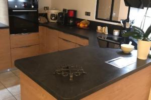 CUISINE MÉLAMINÉ AVEC DÉCOR BOIS CHÊNE ET POSE D'UNE VERRIÈRE
