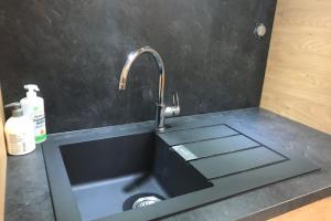 CUISINE MÉLAMINÉ AVEC DÉCOR BOIS CHÊNE ET POSE D'UNE VERRIÈRE