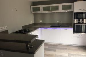 CUISINE BLANCHE PLAN DE TRAVAIL CUIVRE PAR LARO AMENAGEMENT D'INTERIEUR 