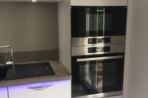 CUISINE BLANCHE PLAN DE TRAVAIL CUIVRE PAR LARO AMENAGEMENT D'INTERIEUR 