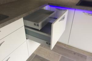CUISINE BLANCHE PLAN DE TRAVAIL CUIVRE PAR LARO AMENAGEMENT D'INTERIEUR 