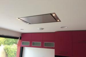 CUISINE FUSHIA  AVEC HOTTE PLAFOND PAR LARO AMENAGEMENT D'INTERIEUR