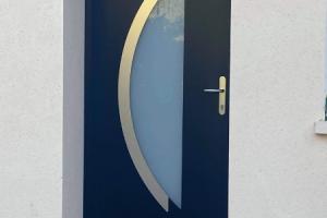 Remplacement d’une porte d’entrée par Laro Aménagement d’intérieur
