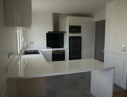 CUISINE BLANC BRILLANT APPARTEMENT CAEN PAR LARO AMENAGEMENT D'INTERIEUR