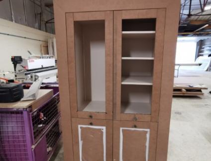 Réalisation d'un vaisselier sur mesure en médium par Laro