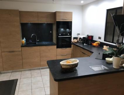 CUISINE MÉLAMINÉ AVEC DÉCOR BOIS CHÊNE ET POSE D'UNE VERRIÈRE