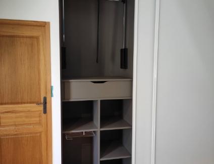 UN DRESSING SUR-MESURE SOUS PENTE PAR LARO AMENAGEMENT D'INTERIEUR