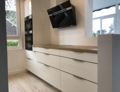 CUISINE SUR MESURES VERNIS BRILLANT BLANC AVEC SON PLAN DE TRAVAIL TON BOIS