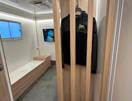 Aménagement d’une remorque avec 2 loges pour artistes par Laro Caen