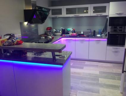 CUISINE BLANCHE PLAN DE TRAVAIL CUIVRE PAR LARO AMENAGEMENT D'INTERIEUR 