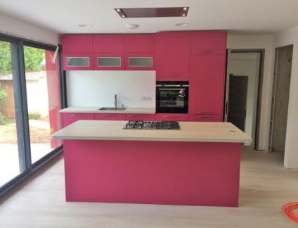 CUISINE FUSHIA  AVEC HOTTE PLAFOND PAR LARO AMENAGEMENT D'INTERIEUR