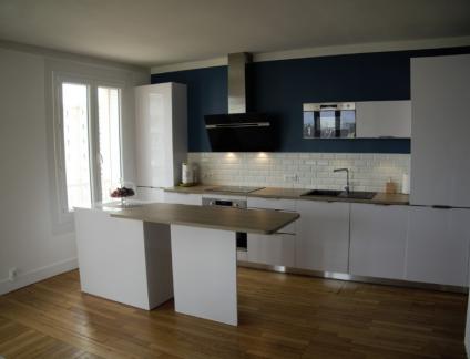 CUISINE BLANCHE PLAN DE TRAVAIL CHÊNE PAR LARO AMÉNAGEMENT D’INTÉRIEUR