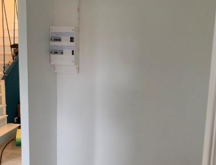 Aménagement d’entrée sur mesure avec cache tableau électrique – Fabrication et pose en Normandie