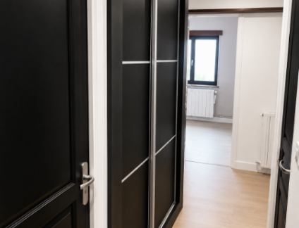 Fabrication et pose d’un placard sur mesure avec portes coulissantes noir mat en Normandie
