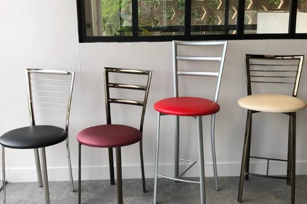 Bénéficiez d'un confort optimal avec les Chaises et Tabourets MÉTAL de AP DIFFUSION !