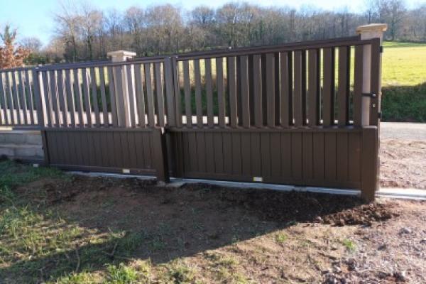 Portail, portillon et clôture aluminium posés près d’Aunay-sur-Odon par Laro Aménagement d'intérieur