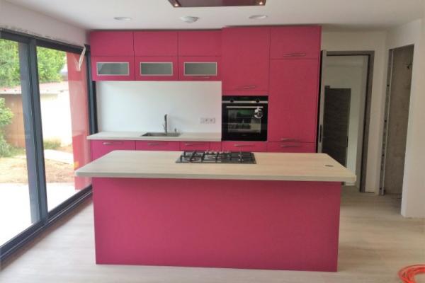 CUISINE FUSHIA  AVEC HOTTE PLAFOND PAR LARO AMENAGEMENT D'INTERIEUR