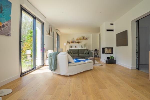 Pose d'un parquet contrecollé et habillage d'un escalier par Laro Aménagement d'intérieur