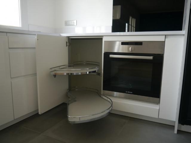 CUISINE BLANC BRILLANT APPARTEMENT CAEN PAR LARO AMENAGEMENT D'INTERIEUR