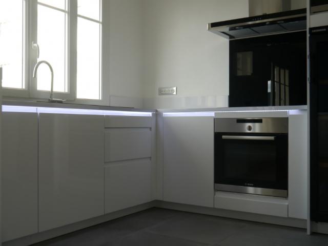 CUISINE BLANC BRILLANT APPARTEMENT CAEN PAR LARO AMENAGEMENT D'INTERIEUR