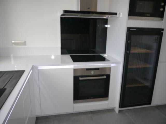 CUISINE BLANC BRILLANT APPARTEMENT CAEN PAR LARO AMENAGEMENT D'INTERIEUR