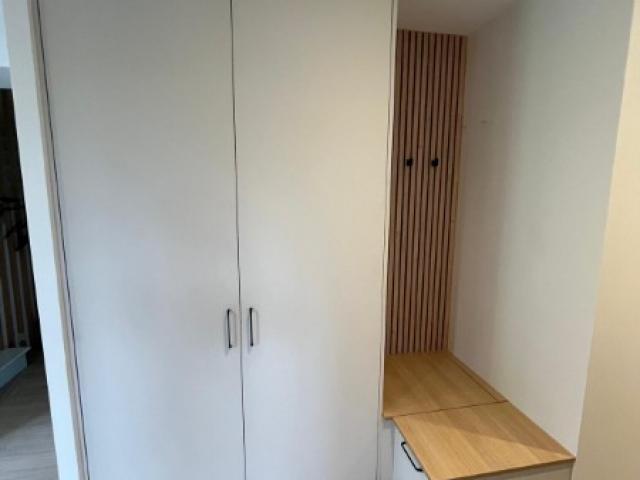 Aménagement d’entrée sur mesure avec cache tableau électrique – Fabrication et pose en Normandie