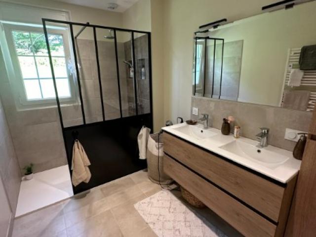 Rénovation d'une salle de bain par Laro Aménagement d'intérieur