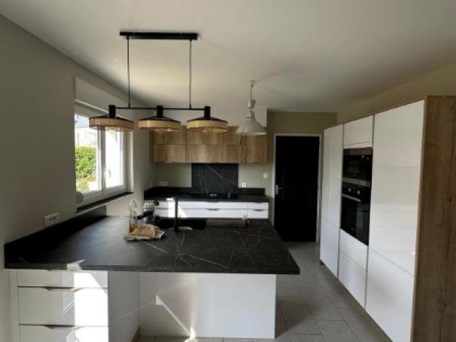 Réalisation d’une cuisine moderne blanche et bois avec plan de travail noir marbré en Normandie