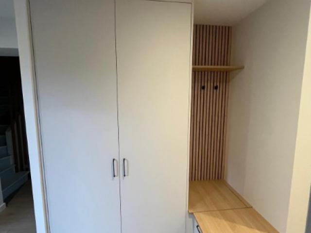 Aménagement d’entrée sur mesure avec cache tableau électrique – Fabrication et pose en Normandie