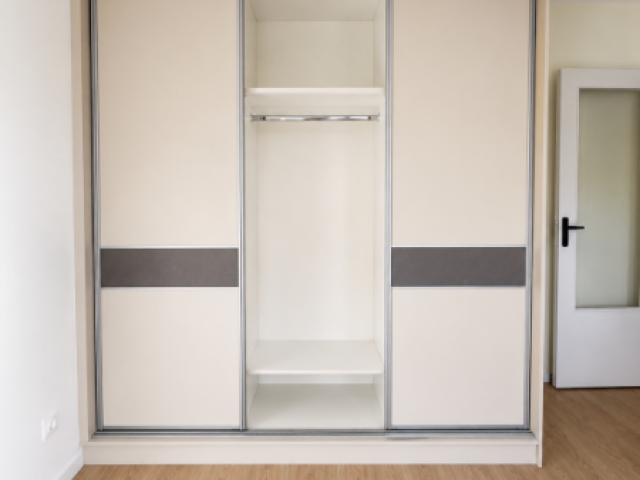 Réalisation d’un placard sur mesure avec portes coulissantes dans une chambre à Caen
