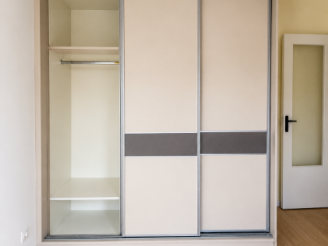 Réalisation d’un placard sur mesure avec portes coulissantes dans une chambre à Caen