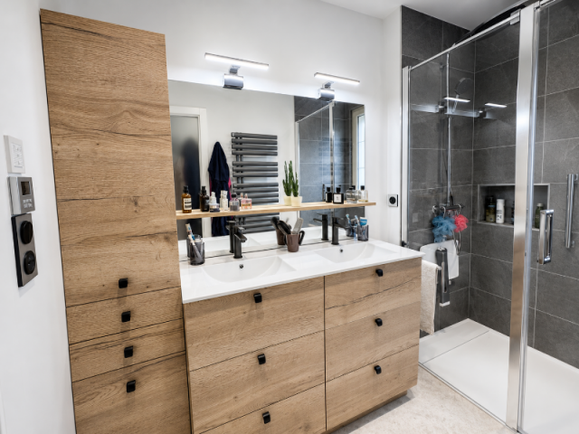✨ Rénovation complète d’une salle de bain moderne et chaleureuse ✨